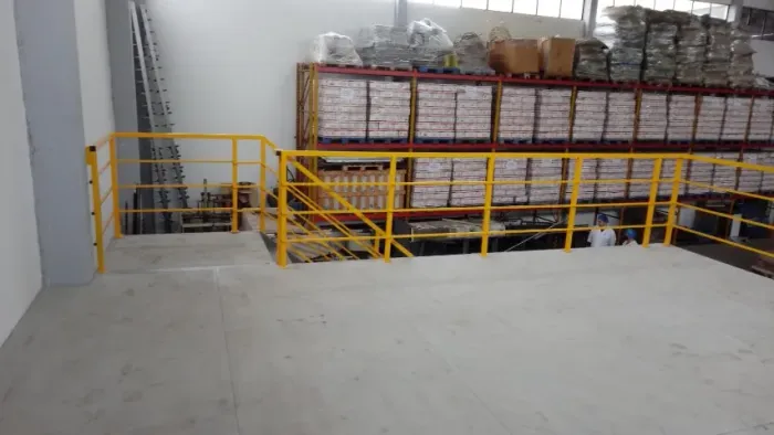 Mezanino industrial em aço