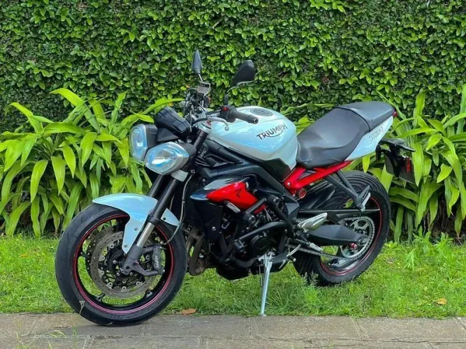 TRIUMPH STREET TRIPLE RA 2015