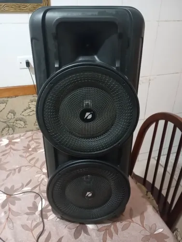 Caixa de som com bluetooth em bom estado de conservação