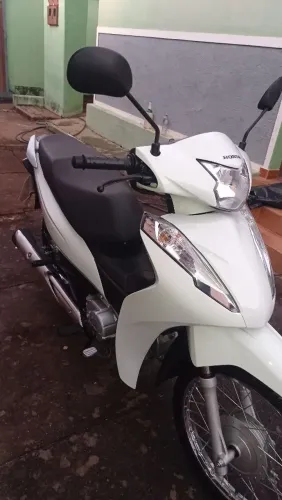 Moto semi-nova