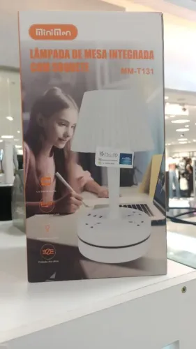 Abajur com pontos de tomada e entrada USB 