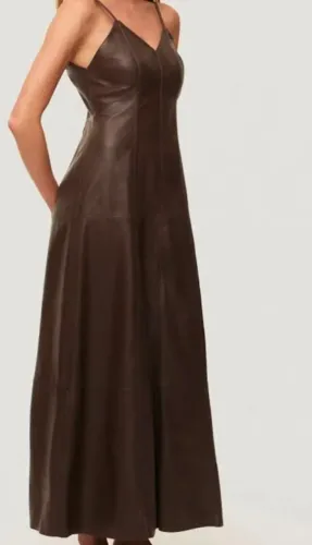 vestido de couro marrom