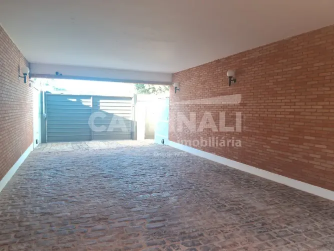 Casa com localização privilegiada, com 04 suites.