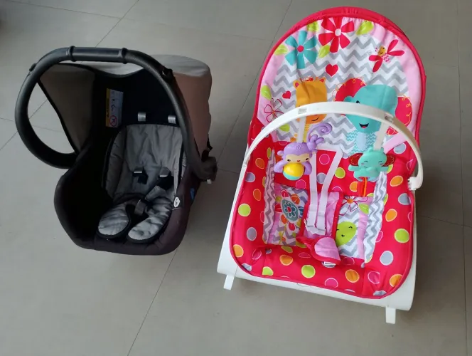 cadeira de balanço e bebê conforto, os dois por 130$