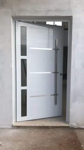 Porta de Alumínio fabricada sob medida.