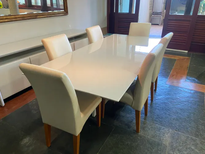 Vendo elegante conjunto de mesa e 6 cadeiras 2,40X1,10m