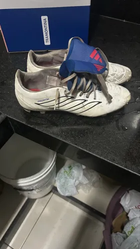 Adidas Predator original, usada e bem conservada. Sem rasgos ou defeitos.