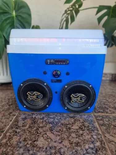 Caixa cooler térmica com som e bateria interna