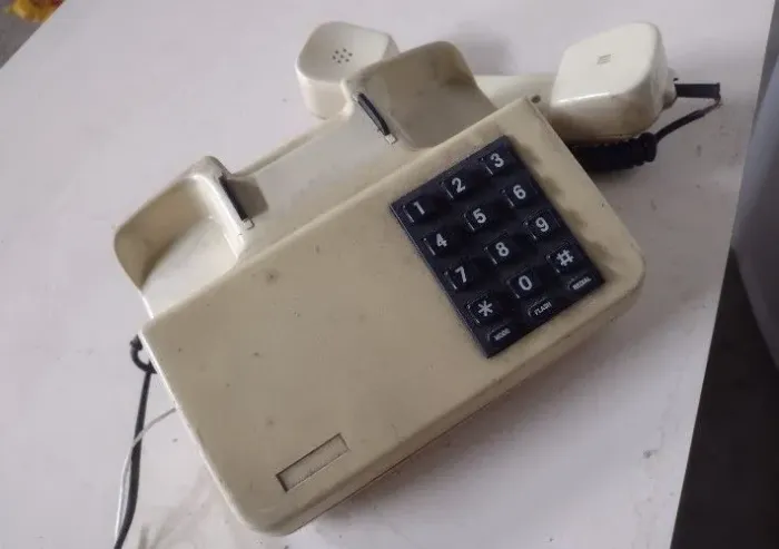 Telefone antigo para decoração