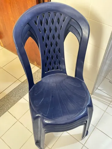 Cadeiras de plástico em ótimo estado