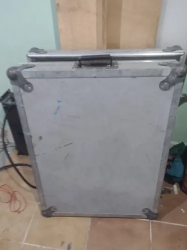 Vendo mesa Mackie 24 canais com 4 auxiliares 