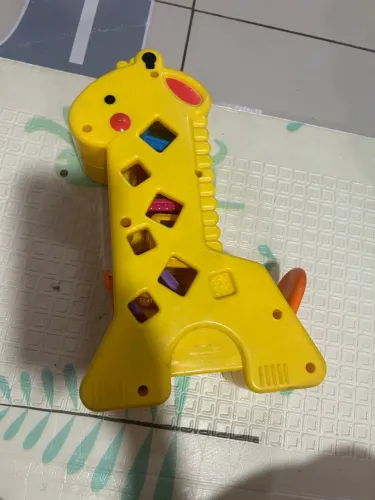 Girafa com dados fisher price