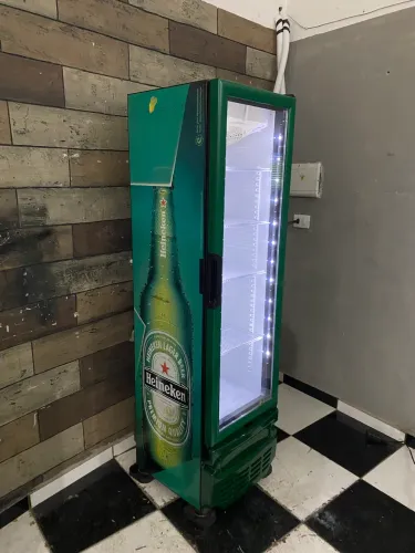 Vendo expositora slim porta de vidro 220 volts 217 litros funcionando perfeitamente