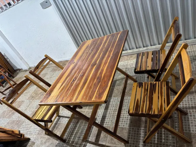 Mesa e cadeiras 