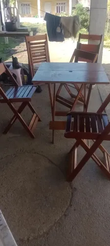 Jogo de mesa com 4 cadeiras de madeira