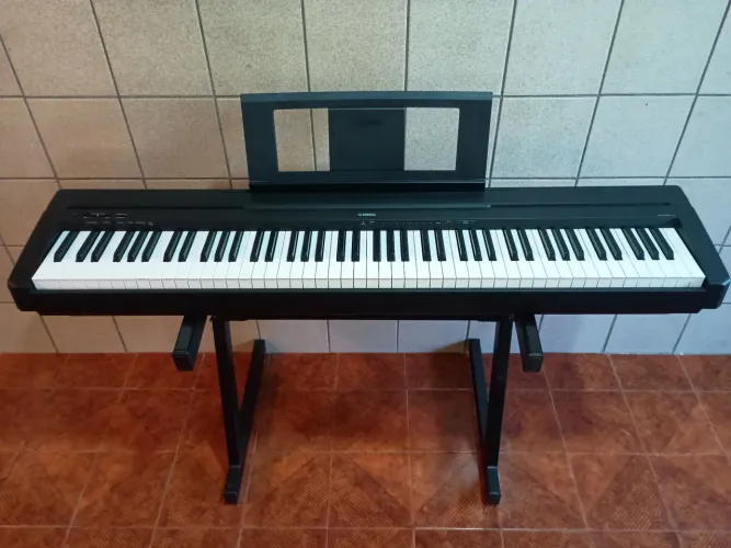 Piano digital P-45 com suporte em Z