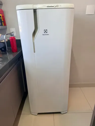 Geladeira Electrolux RE31 240L Branca - Excelente estado