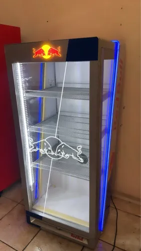 Freezer expositora vertical Red bull