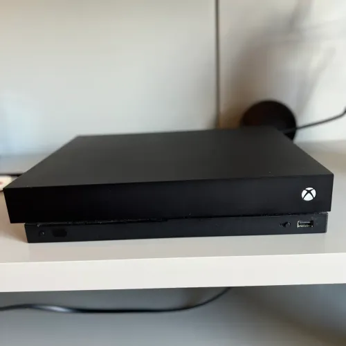 Xbox One X + Todos os cabos + 2 controles
