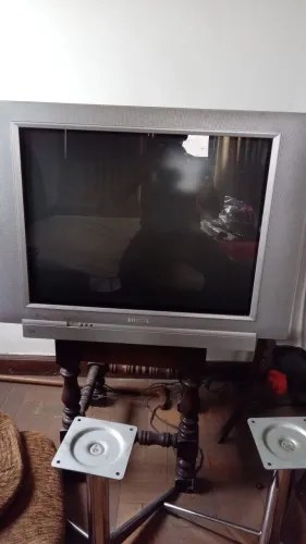 Tv tubo de imagem boa excelente  e mesas de centro e acessório 