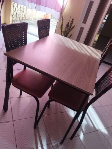 Mesa com 4 cadeiras 