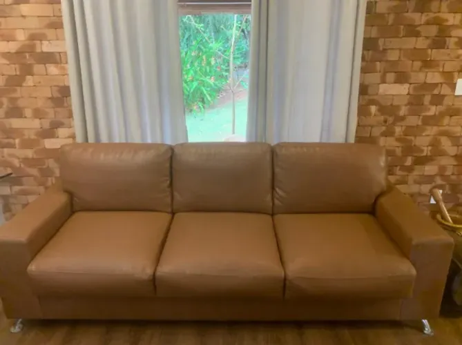 Sofá 3 lugares em couro