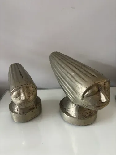 Escultura de cabeça em metal 