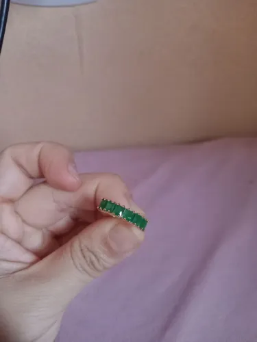 Vendo meia aliança pedra verde banhada