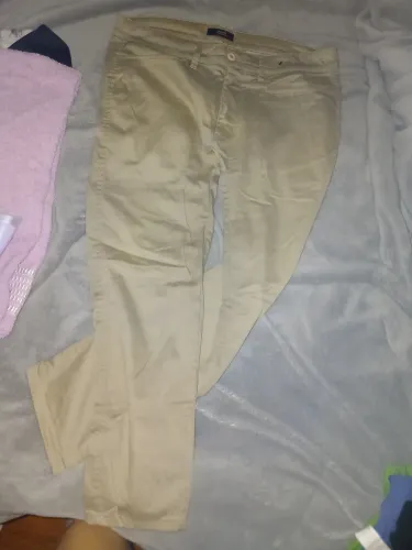 Calça de sarja bege feminina usada
