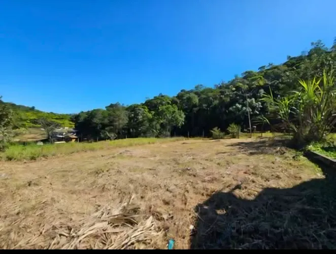 Terreno plano pronto para construir