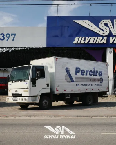 Ford Cargo 712 - Ano: 2011 - Baú