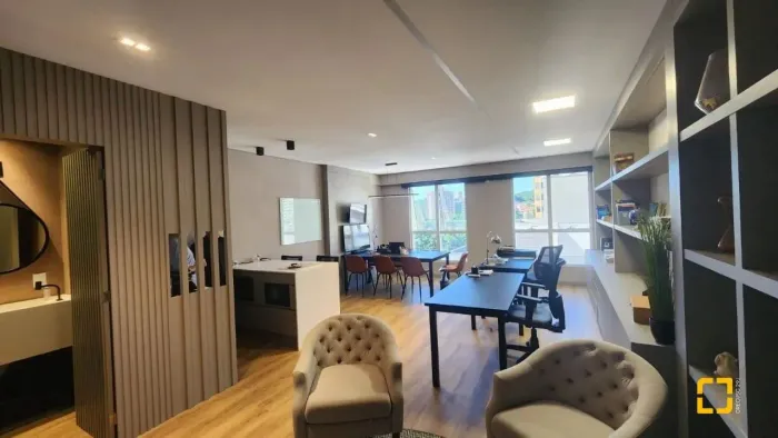 Sala comercial mobiliada com vaga para dois carros no Bairro Itacorubi