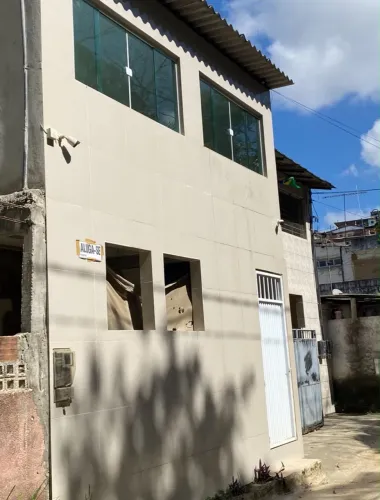 Alugo casa primeiro andar no bairro de Dois unidos
