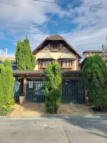 Sobrado em Condomínio fechado com 4 quartos e 2 suítes à venda - 289 m² - Parque