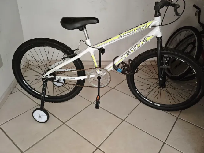Bicicleta aro 24, nova usado só 2 vezes, acompanha rodinhas e trava anti furto.