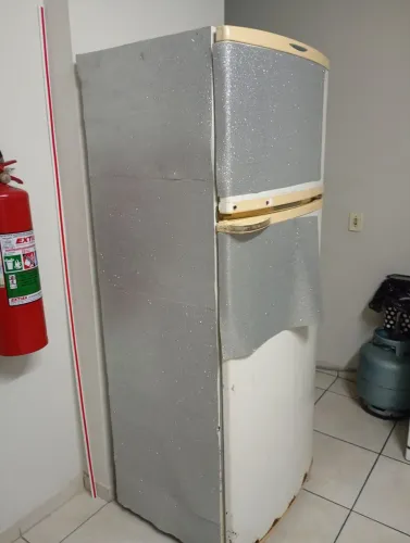 Geladeira grande, funcionando tudo, gela muito bem.