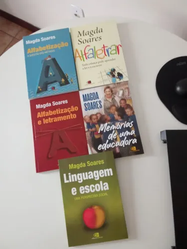 Vendo Kit 5 livros NOVOS da Magda Soares sobre Alfabetização.