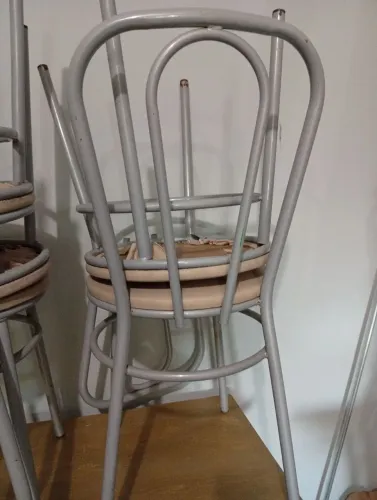 Mesa quadrada com tampo de granito e cadeiras estofadas 