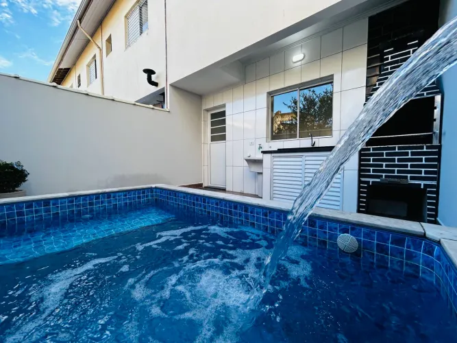 Oportunidade Frente Mar Mongaguá: 2 Suítes, Piscina e Entrada Zero!