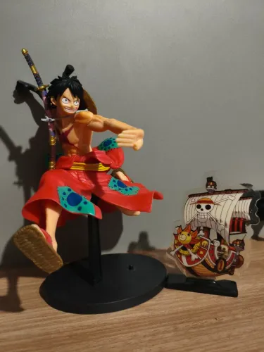 Luffy Action Figure + Thousand Sunny