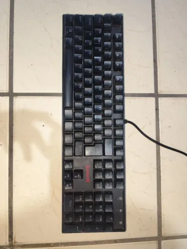 Teclado Gamer Redragon Kumara RGB usado.