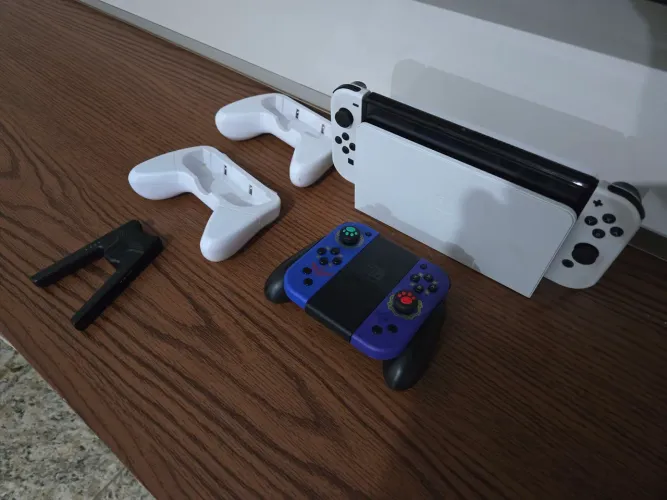 Videogame Nintendo Switch Oled desbloqueado via chip 256gb 2 Controles e vários acessórios