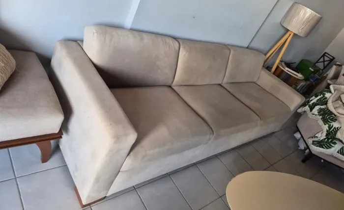 Sofa de 2,70m de comprimento em  Suede. Frete por conta do cliente 