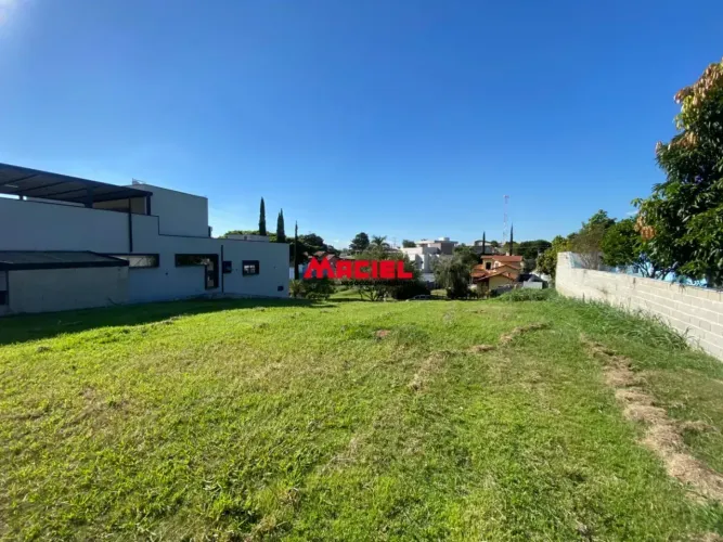 TERRENO MARAVILHOSO - 1043M² EM CONDOMÍNIO CLUBE DE ALTO PADRÃO  - MIRANTE DO VALE