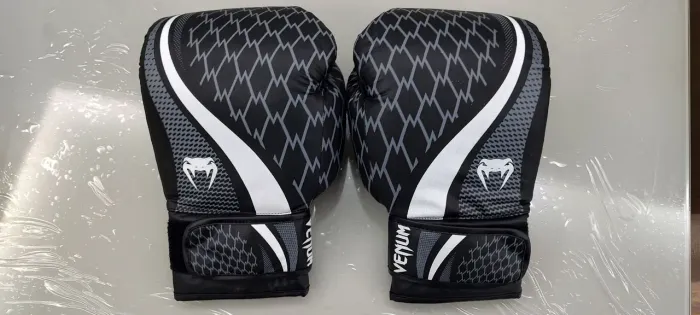 Luva de Boxe / Muay Thai Venum Original - Tamanho 14 Oz + Bandagem 