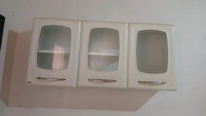 armário aéreo de cozinha em aço com 3 portas de vidro 