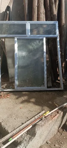 Janela de alumínio 2 folhas com abertura encima.