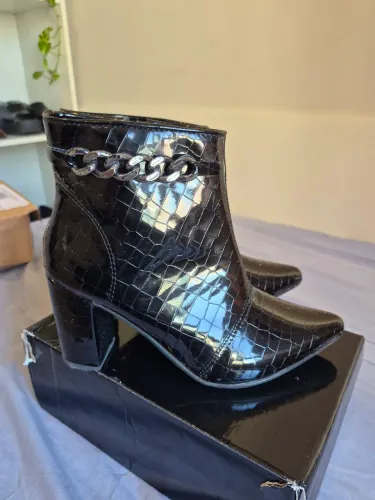 BOTA BICO FINO PRETA