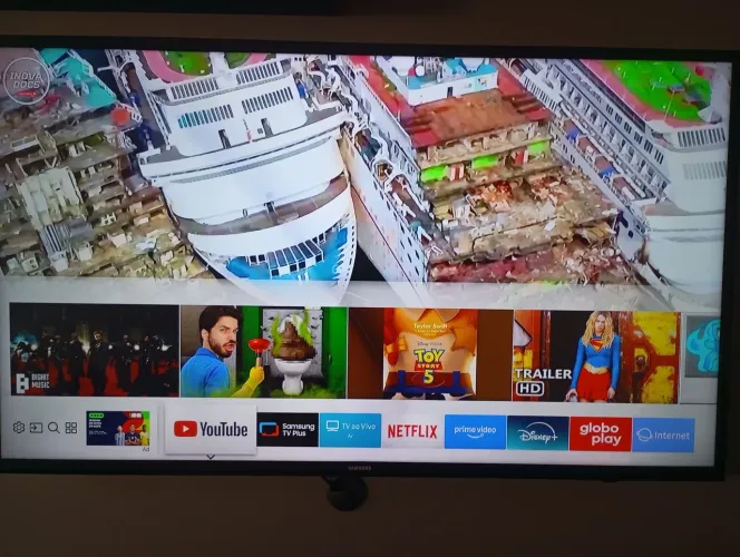 Tv 43 Samsung smart 4k com pequeno detalhes