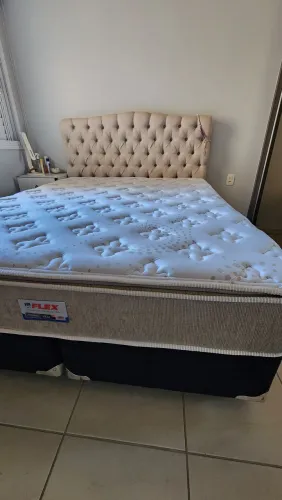 Colchão de casal em molas ensacadas Queen em excelente estado. Sem detalhes.